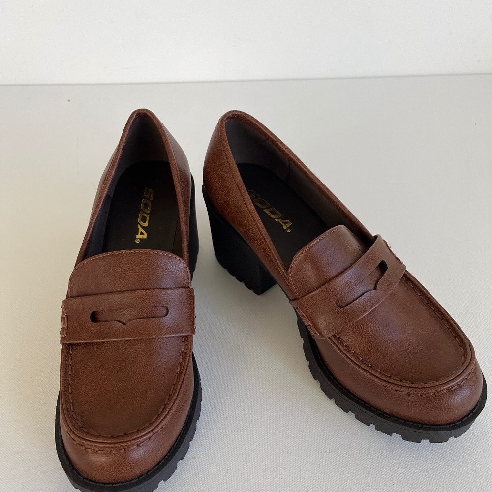 NWOB Soda Women Chunky Mid Heel Penny Loafer  8M